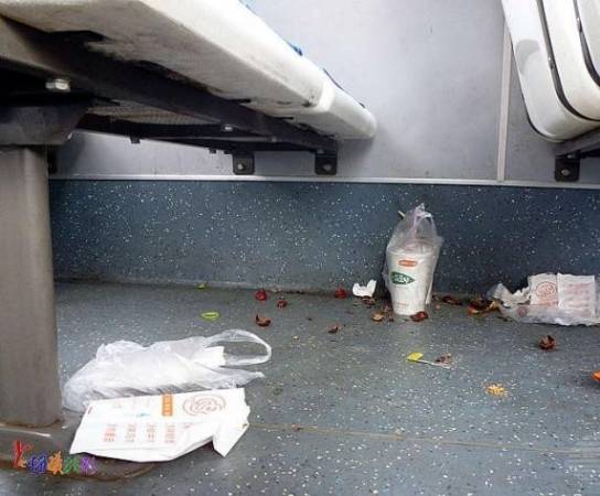 在巴士上,随手把垃圾(车票、食物及饮品的塑料包装)遗留在座位的人,心中抱着“人丢我也丢”、“反正有人会清理”观念的群众大有人在,不知他们看了这小女孩的举动是不是会脸红呢?