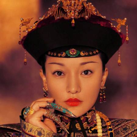周迅的演技在《如懿传》屡屡获得好评,她诠释伤心的方式,不大哭大闹,不用鼻孔出气,眼珠子一转,冷、狠、痛都在几秒里呈现,每一集的表演都提醒着剧迷,当初你们喜欢上我的,除了外表,可是还有演技。