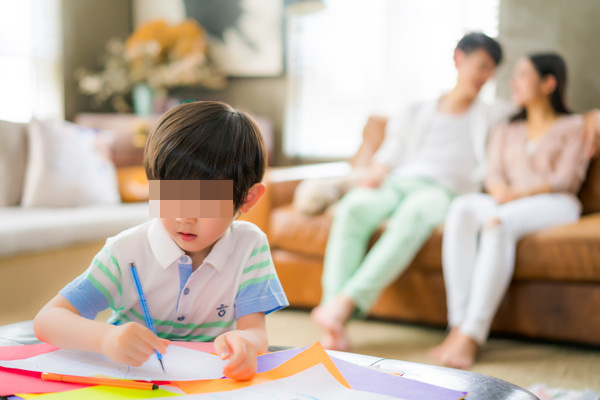 师太为Penny一家人进行了“封身”法事,一家三口终于恢复平静生活,不再受到鬼魂缠身。