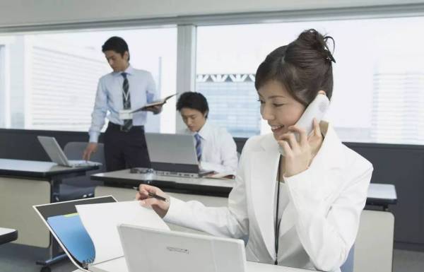 师太怀疑Nikki因工作表现出色而招来他人妒嫉,因此才对她下毒手。
