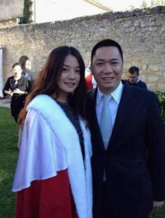 “小燕子”赵薇嫁给了富商黄有龙,已经结婚生子的赵薇告别了当初“土气”的小燕子形象,品味气质愈发耐人寻味,拍电影、经商可谓是人生赢家。