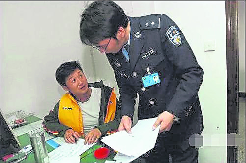 喝了酒的吴京才一出停车场,就不幸遇上交警。