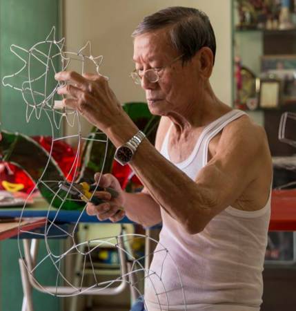 雷发鑫利用钳子和铁线制作出灯笼的骨架。