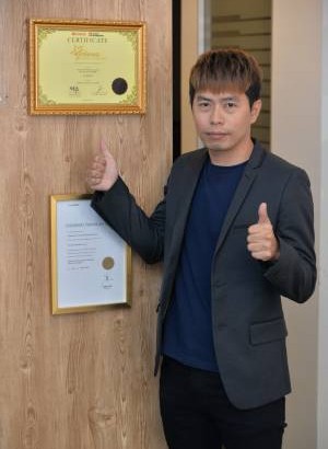 Dr. Spina凭着专业医疗服务素质,荣膺2018年《风采》杂志颁发的“风采全方位保健奖”。图为莱柏尊集团(马)有限公司总执行长林尚恩。