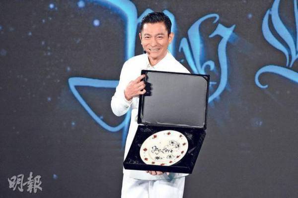 刘德华远赴布拉格制作“大碟”,并在碟上写了“My Love”二字成为演唱会海报logo。