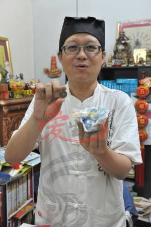 王忠文道长观察刘女士所卜到的卦,虽然丈夫在外有桃花,但两人的婚姻还可继续维持下去,因此给于建议助她挽救婚姻。