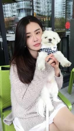 抱着宠物狗的王祖贤,且看得出来没怎么修图,皮肤保养的水嫩光滑,一双玉腿白到发光,一点都不显老。
