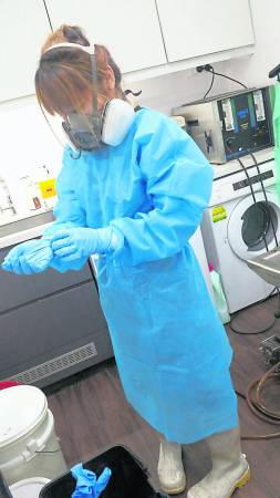 遗体化妆师又称为“入殓师”,其职责主要包括遗体的修复、整形和美容,是殡仪服务 ... 或是缝针,尸体如果变形的,还要先给遗体注射一针防腐剂,以保持尸体新鲜度。