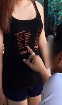 客人 “指胸点餐”,这种营销手法引来很多好色男,也引来各界的批评。