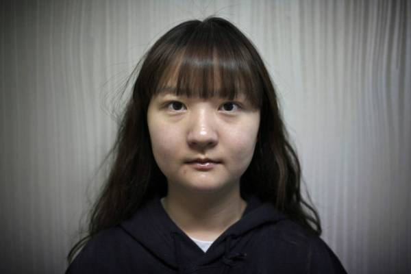 这女孩是在校大学生,因为容貌,时常受到同学们的取笑。