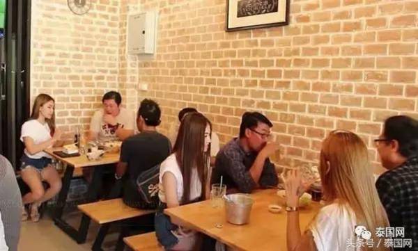 吃顿饭有辣妹美女相陪,一个早餐会不会吃上两小时?