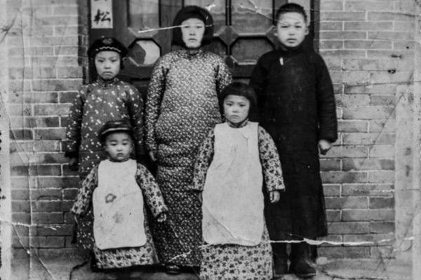 个子最高的两个小孩分别为徐爱华(左)和徐广余(右) 。