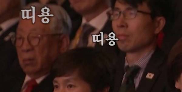 被媒体捕捉到表情木然的韩国官员们。
