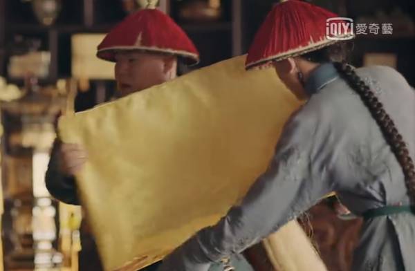 太监将官房扛给皇帝使用。