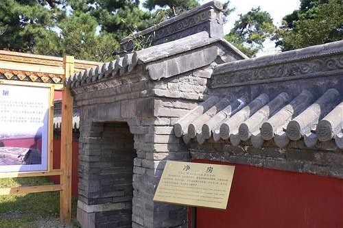 宫廷内没有设立专门的厕所,而叫“净房”用来专门存放便器的地方。