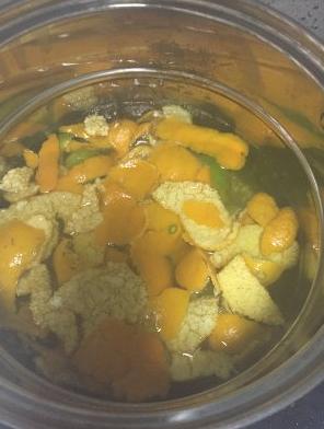 水煮橘子皮过滤苦味,水开30秒捞起橘子皮,用清水冲洗几下。