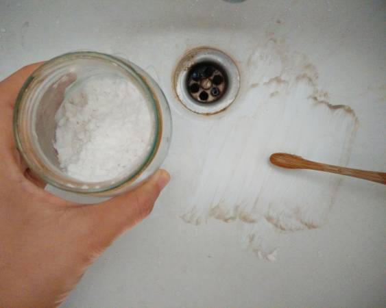 看看小苏打粉在一片黑垢中,杀出一条“雪”路。