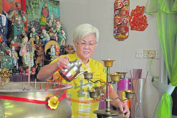 太公指出,只要Raymond超渡那意外过世的孩子,事情就会获得解决。