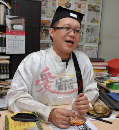 王忠文道长指洪女士的儿子与天神有缘,于是替他请一道天官赐福灵符护身。