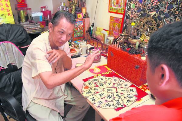 炫师傅拿着“独门法宝”——神龙八卦牌,就可以为人占卜吉凶祸福,预知未来。