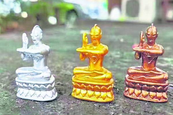 咸蛋超人小塑像有分金、银、铜,可供奉及放置在车上、店内或办公室。