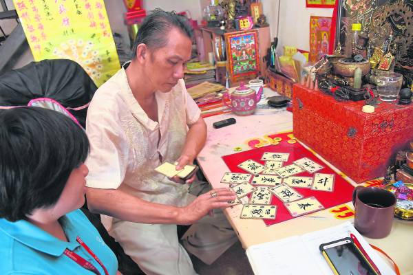 炫师傅用“神龙八卦牌”帮过不少人医治奇难杂症。
