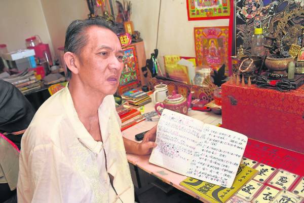 炫师傅都会把信徒的个案写在簿子上,碰到运势较差的人,他都会悄悄在簿子上为他们添加祈福咒文。