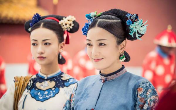 皇上在皇后宫中认出魏璎珞就是那个“给神树挠痒痒”的宫女。