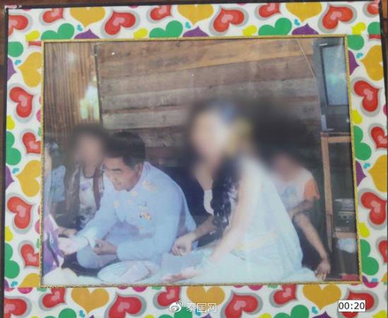 巴瑟表示拥有120个老婆已经是过去式,现在只有2个老婆而已。其实,在泰国也是一夫一妻制,只是结婚不去登记也不算违法。