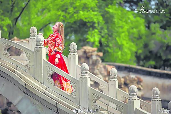 中国与俄罗斯两个性别失衡的国家,凑在一起竟然促成跨国婚姻,越来越多女生希望嫁给中国郎。而中国吉林的一个“光棍村”慢慢变成了“俄罗斯新娘村”。