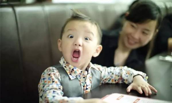 “孩子还小,别计较”纵容了多少个熊孩子,也恶心了多少人。