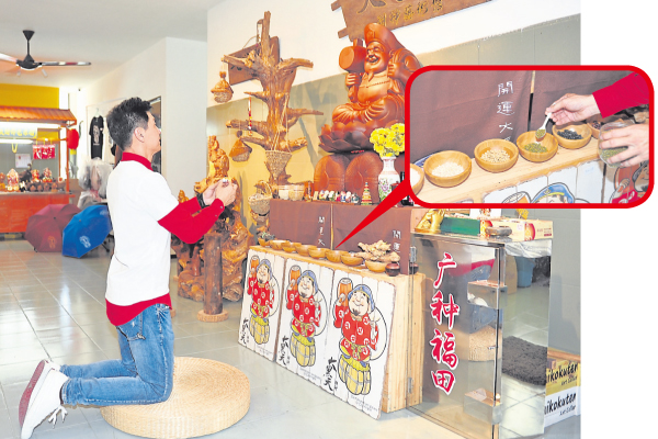 用五色谷诚心向大黑天财神祭拜,大黑天财神自让你如愿以偿。