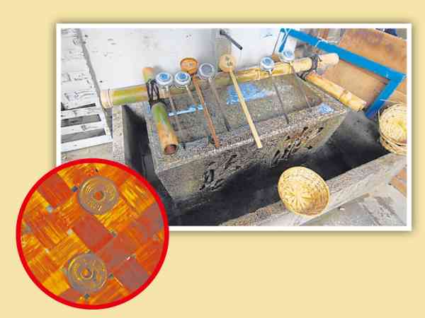 御金神社设有水池让善信洗涤钱币,将钱放入竹篓内舀水冲洗,洗过钱可当钱母用。