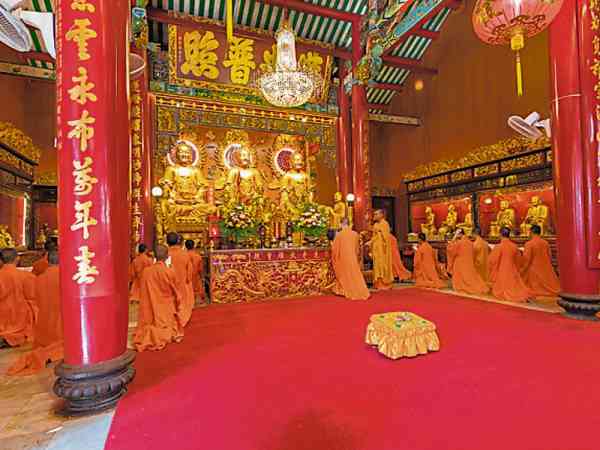 "龙莲寺"主殿中供奉三宝佛像:释迦牟尼佛、药师琉璃光如来及阿弥陀佛。