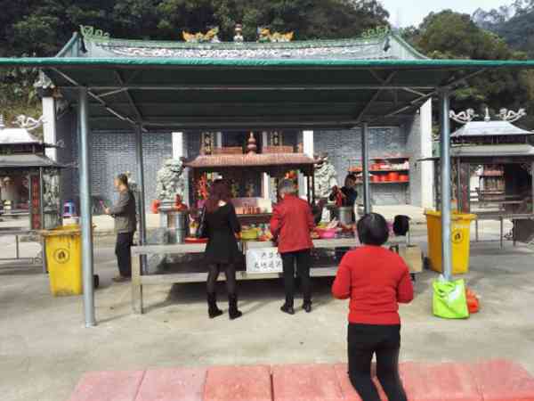 鸡公山神庙吸引许多信众前来跪拜,祈求诸社护佑。