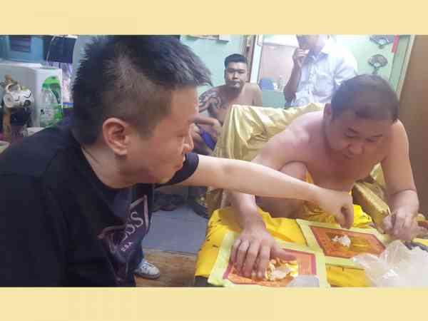 有病善信来找大将军治病,祂想出了治病的新对策与方剂,病就治好了。