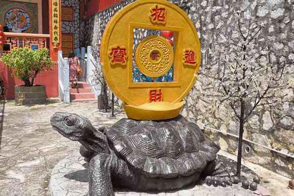 走进大元宝福寿门,摸摸金钱龟增旺财运。