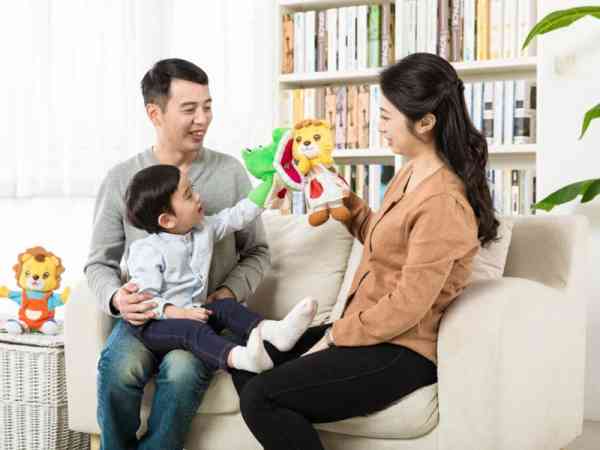 从小给予孩子优质的生活,并不限于物质,家人间的亲密无间也很重要。