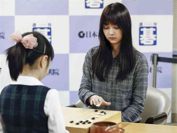 黑嘉嘉与日本破纪录最年轻棋士仲邑堇对弈时,引起日本网民注意。