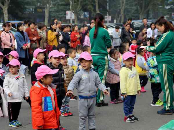 培养孩子的品德,必须从小做起,切记勿假手于人。