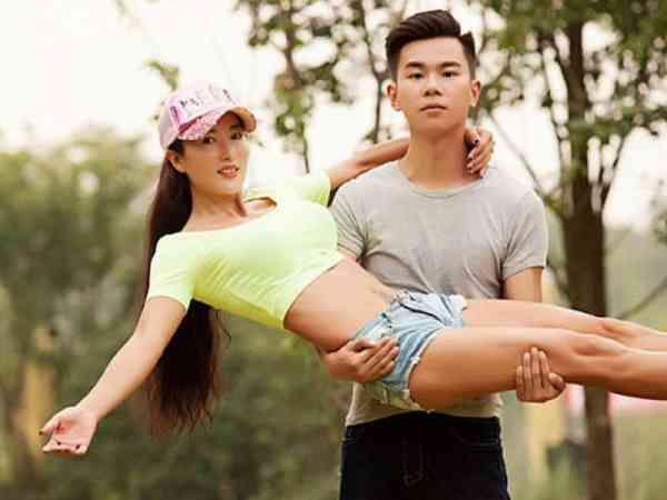 说明一下,照片中的男性是刘叶琳的儿子。