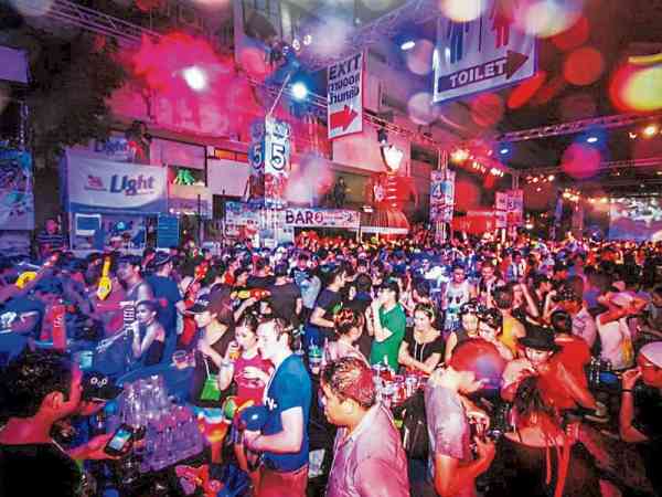 在泰国,一些妓女会在夜店里寻求“猎物”而下降。