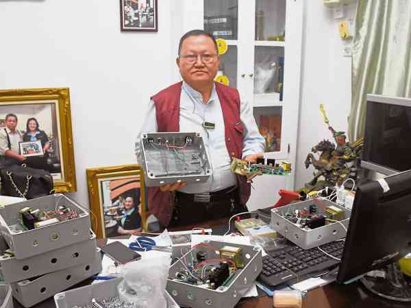 拥有神奇治疗功效的“电脑激光”仪器,全是经过陆医师一手包办及亲手制作!