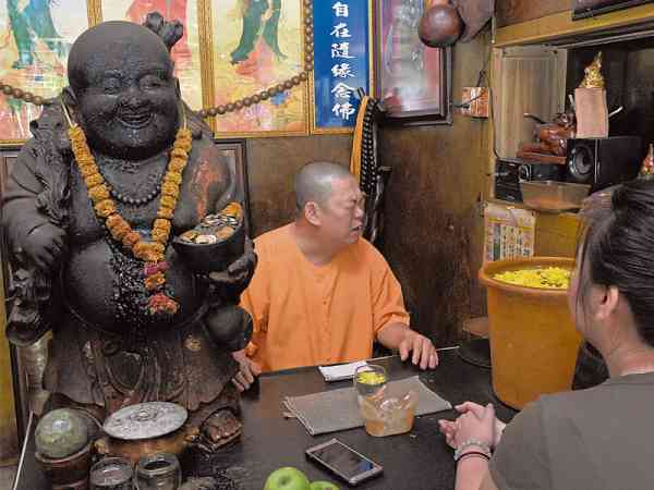 槟城西天佛祖佛坛里的坛主张秀保只摸掌就洞悉善信的一切,另外佛坛还有替人念经求财洗车牌,不少善信的车牌洗过后,当晚车牌就开出大奖!