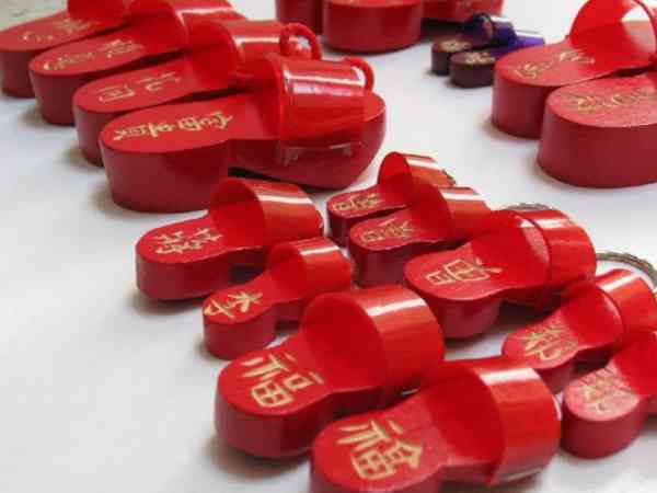 红彤彤可爱的“好运”迷你木屐,让人爱不释手。