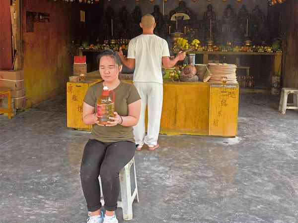 坛主的弟弟张秀才则是弥勒佛的“助手”,负责为善信念经开运补运。