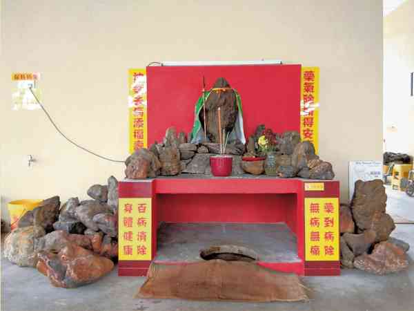 拿督公的乩童得到祂指示,于是开办了指压推拿治疗和草药蒸气治疗,专门帮人医治病痛。