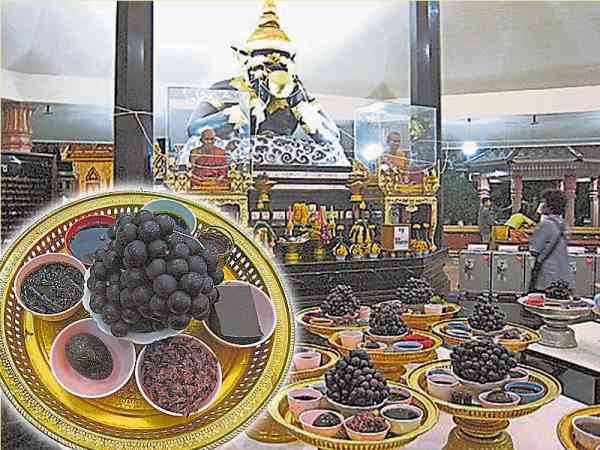 由于天狗金身皆黑,因此祭品一律必须用全黑色为主,如黑葡萄、黑豆、凉粉、黑米和一些黑色的食品。