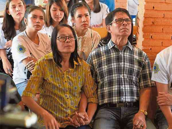 前警官差隆(右一)坚持自己是中奖彩票的得主,并揭发警局有人“处事不公”。
