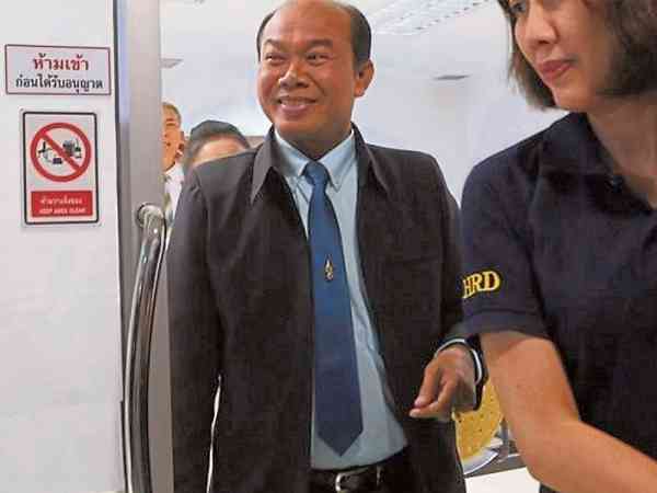 中学教师比利差被警方盘问多次,坚称彩金被人盗领了。